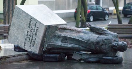 Przewrócili pomnik prałata Henryka Jankowskiego w Gdańsku. Jest akt oskarżenia