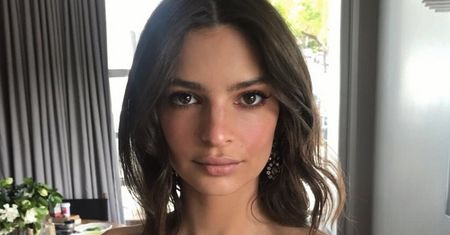 Emily Ratajkowski nie ma nic do ukrycia. Jej stylizacje są coraz odważniejsze
