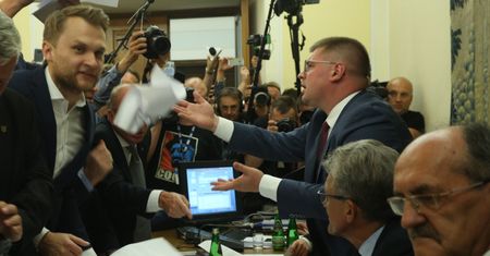 Poseł Kukiz'15 Tomasz Rzymkowski nie wytrzymał. "Do jasnej cholery, krzywdę chcecie nam zrobić?!"
