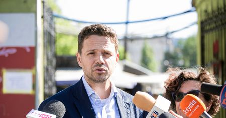 Bloger oskarża Trzaskowskiego o ustawkę. "Zaprasza kolegów na ławkę Rafała"