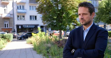 Trzaskowski o smogu. "Będą dotacje na zazielenianie podwórka"