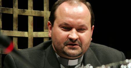 Ks. Krzysztof Niedałtowski o ochronie przed koronawirusem. Rozwiał wątpliwości