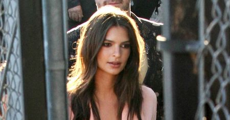 LOOK OF THE DAY: Emily Ratajkowski stawia na pudrowy róż od stóp do głów