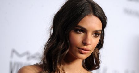 Koszula nocna czy sukienka? Emily Ratajkowski w zaskakującej stylizacji