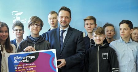 Sto złotych na każdego ucznia. Trzaskowski ogłasza nowy program