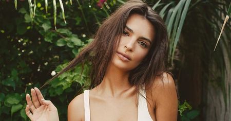 Emily Ratajkowski w białym bikini Solid & Striped