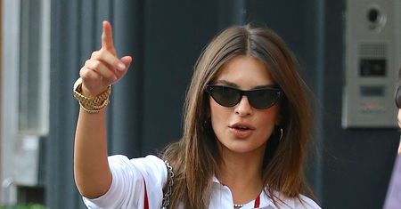 Emily Ratajkowski w kostiumie kąpielowym. Wiele odkryła