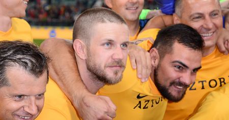 Antoni Królikowski przeszedł metamorfozę. Ściął włosy niemal na łyso