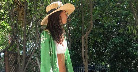 LOOK OF THE DAY: Emily Ratajkowski pokazuje, jak wykorzystać kimono latem