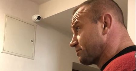 "Nalot" na hostel. Dziś "Pudzian" twierdzi, że sąd stanął po jego stronie. Wcześniej mówił co innego