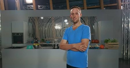 Facet w kuchni. Łukasz Majchrowski włada wałkiem lepiej niż niejedna gospodyni