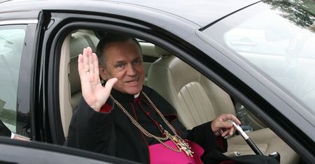 Pomnik ks. Jankowskiego oblany czerwoną farbą