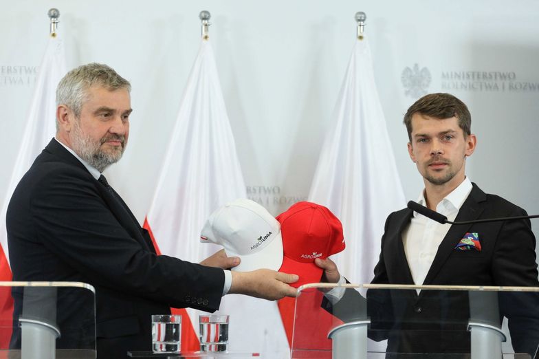 Minister Ardanowski otrzymał w prezencie czapkę od szefa AgroUnii.