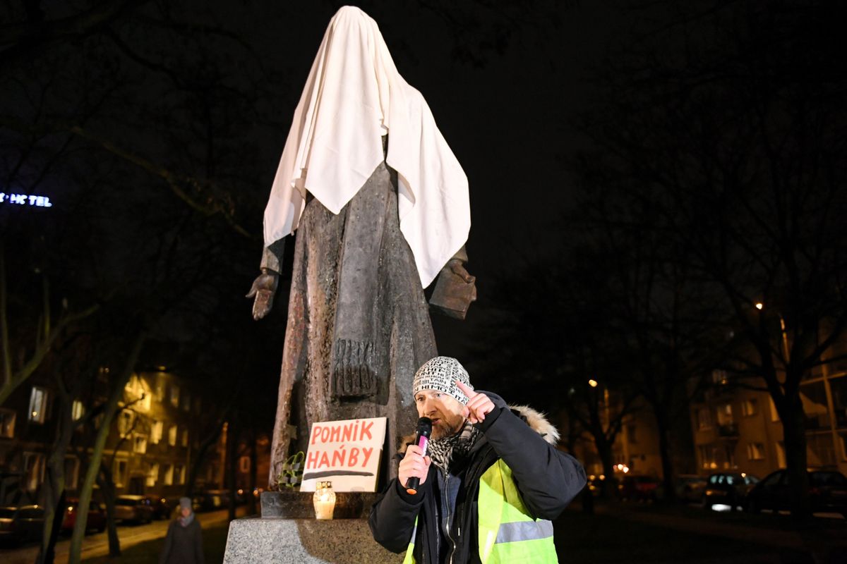 Protest w Gdańsku przed pomnikiem ks. Jankowskiego. "Obraża ofiary"