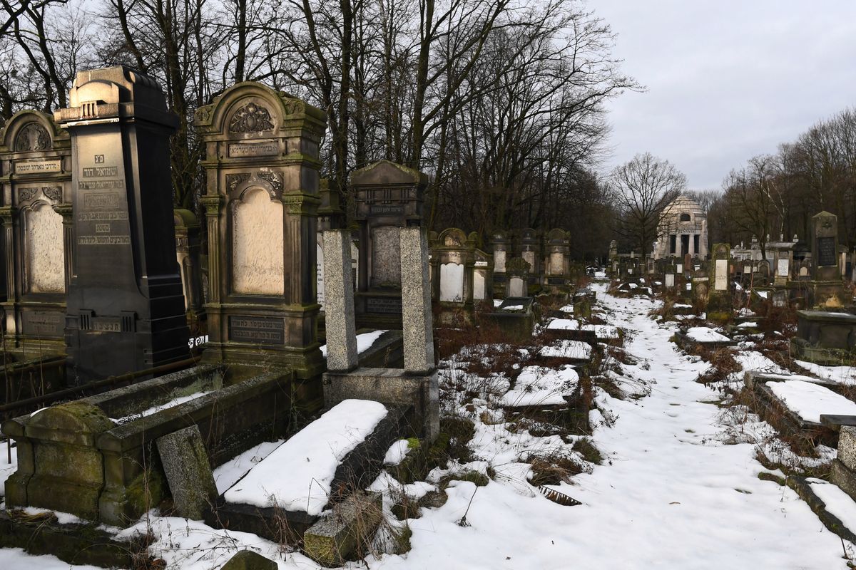 Rząd przekazał 100 mln zł na cmentarz żydowski. Są pierwsze efekty
