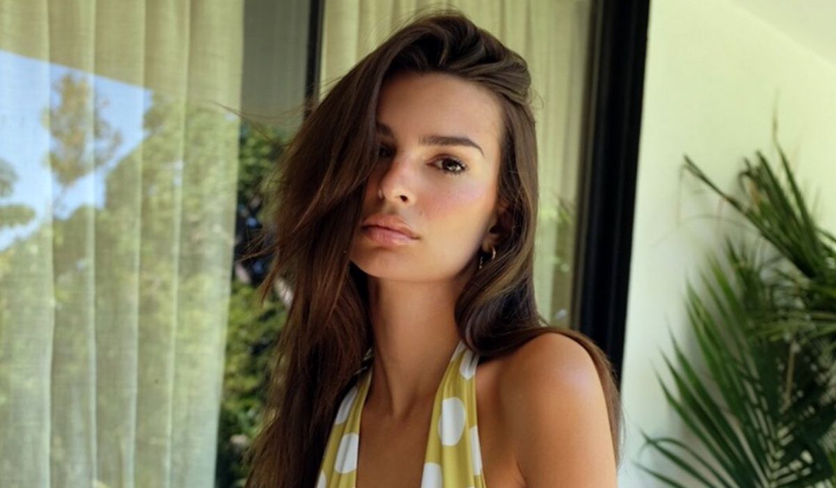 Emily Ratajkowski pozuje ubrana jedynie w spodnie. Jej figura robi wrażenie