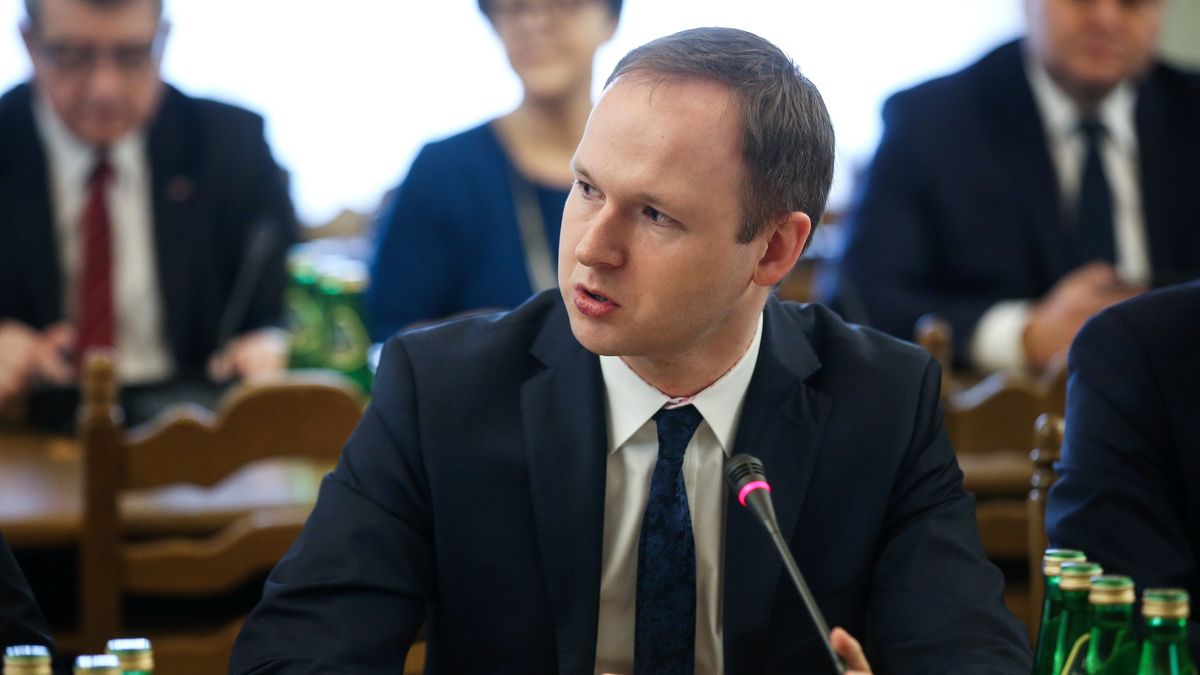 Marek Chrzanowski usłyszał zarzuty przekroczenia uprawnień i działania na szkodę interesu publicznego państwa w celu osiągnięcia korzyści osobistej.