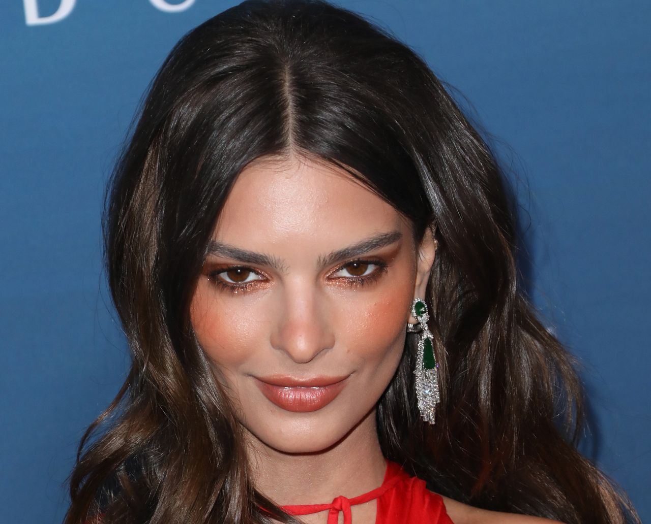 Emily Ratajkowski w stroju kąpielowym. Zmysłowy kostium wiele odkrywa