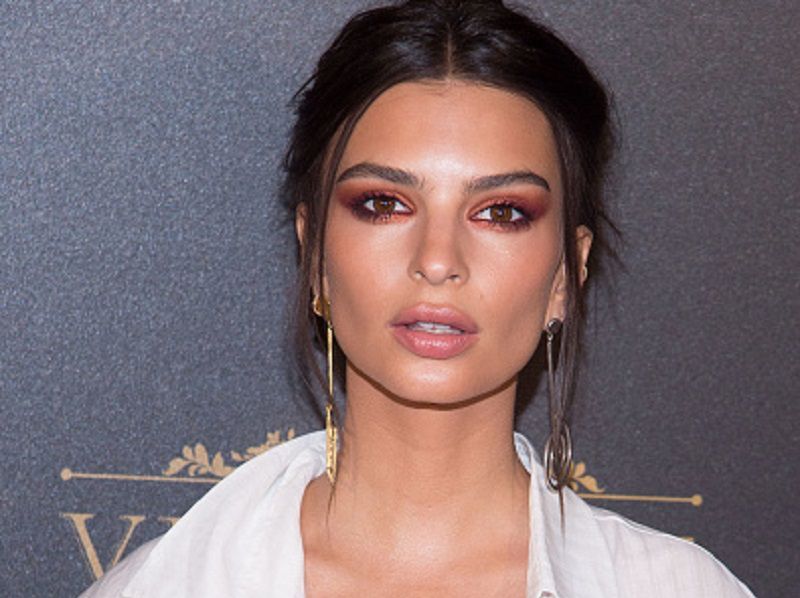 O mały włos zaliczyłaby wpadkę. Emily Ratajkowski znów prowokuje