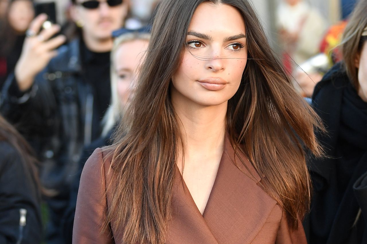 Emily Ratajkowski na Milan Fashion Week. Zachwyciła satynowym płaszczem