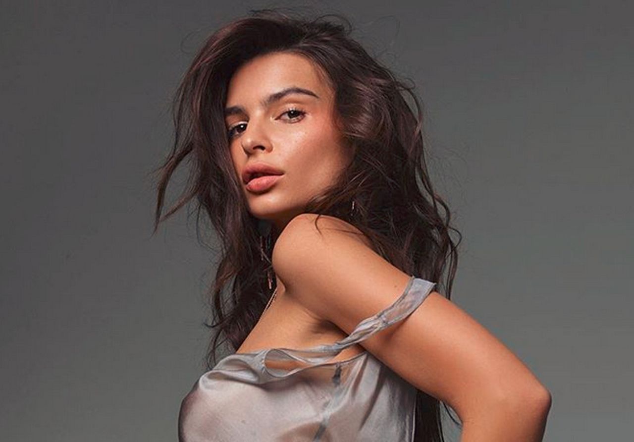 Emily Ratajkowski w bieliźnie naciera się spaghetti. Jeszcze jej za to zapłacili