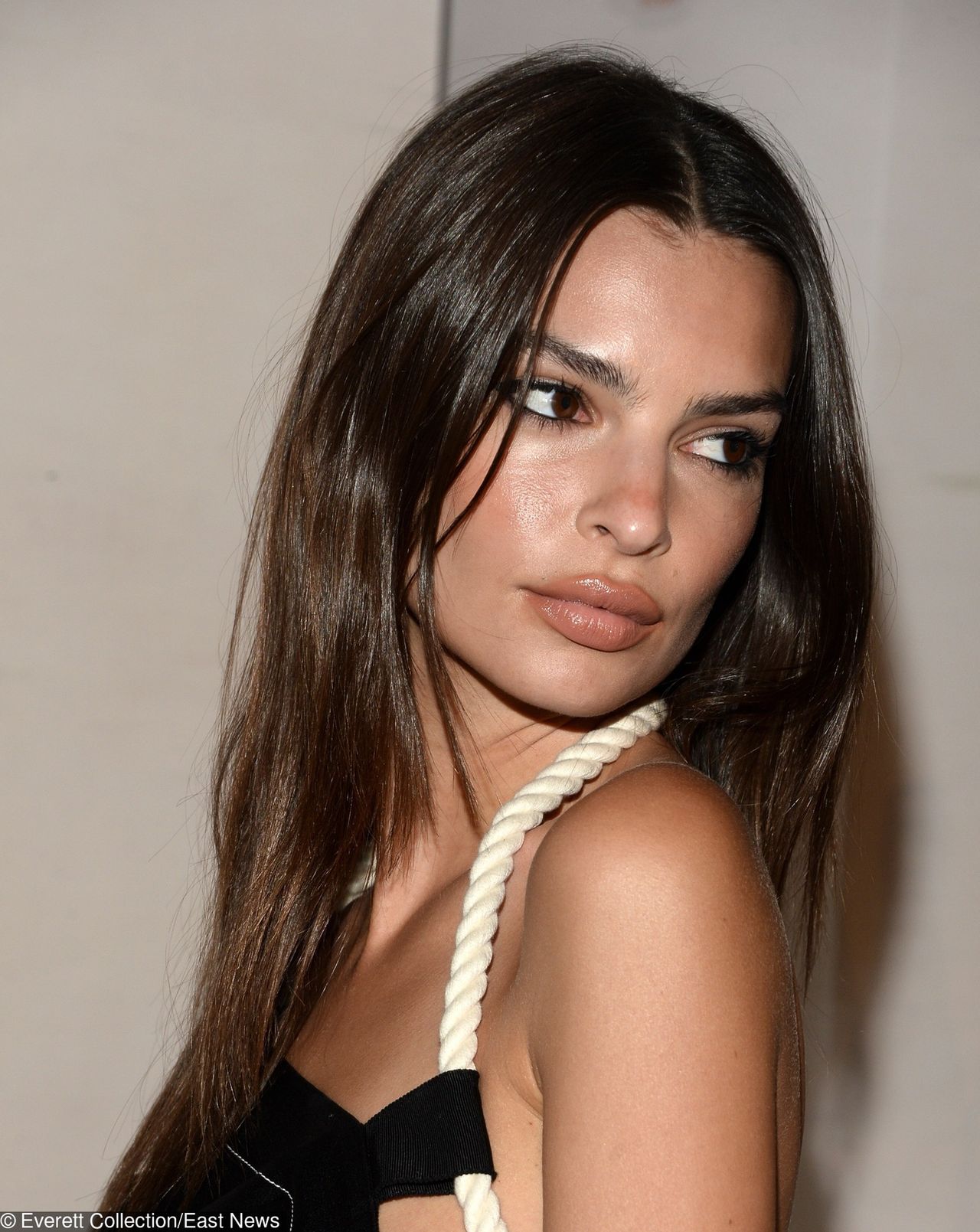 Emily Ratajkowski założyła plandekę. ''Zapomniała'' też o jednej części garderoby