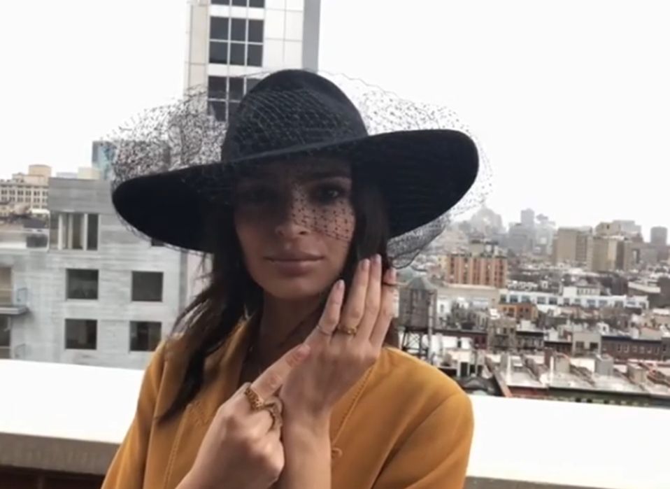 Emily Ratajkowski wyszła za mąż po 2 miesiącach randkowania. Teraz pokazała obrączkę