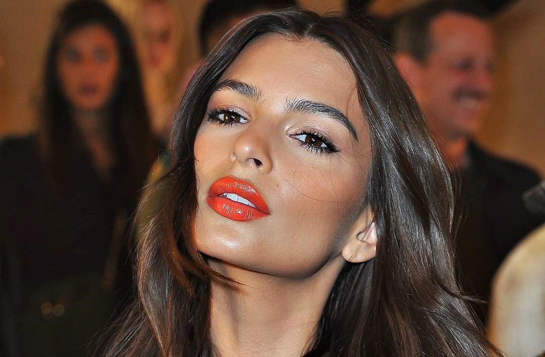 Ratajkowski mistrzynią prowokacji. Znów rozbiera się w obronie kobiet