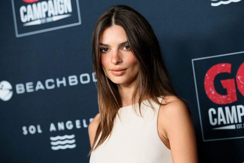 Emily Ratajkowski na gali Forbes "30 under 30". Marynarka zastąpiła sukienkę