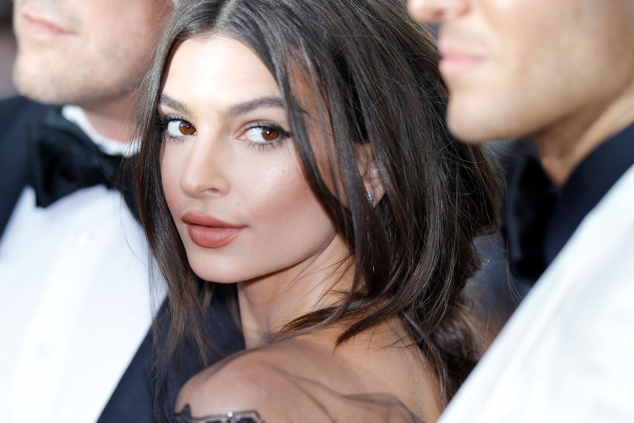 Emily Ratajkowski w zmysłowych koronkach w Cannes