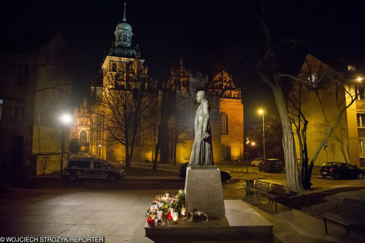 Jest postępowanie ws. pomnika ks. Jankowskiego