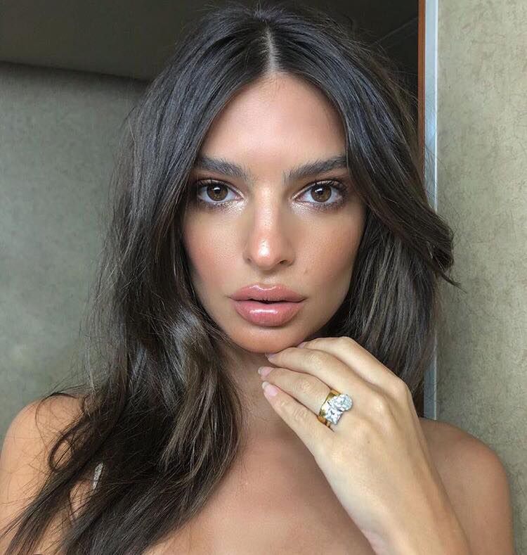 Emily Ratajkowski ucieszyła wiele osób. Poszła w stroju kąpielowym, który odsłonił niemal wszystko