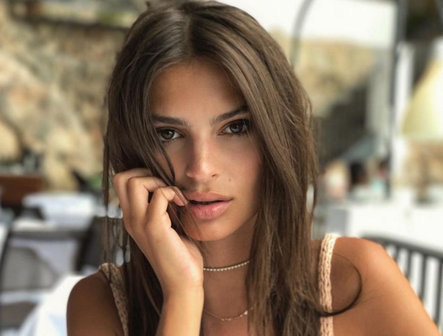 Ratajkowski znów wybrała czerń. Gorsetowa kreacja to strzał w dziesiątkę!