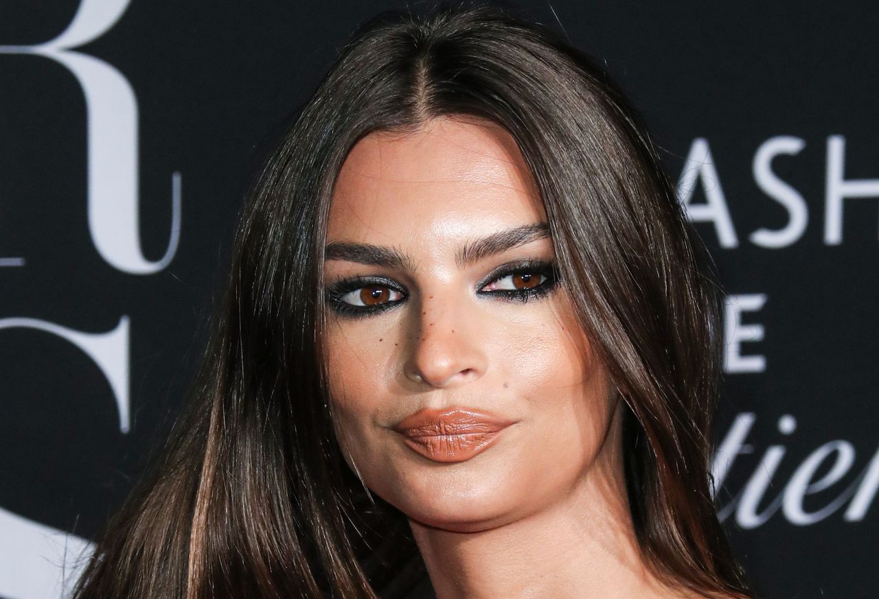 Emily Ratajkowski w sukience z popularnej sieciówki. Wyglądała fenomenalnie