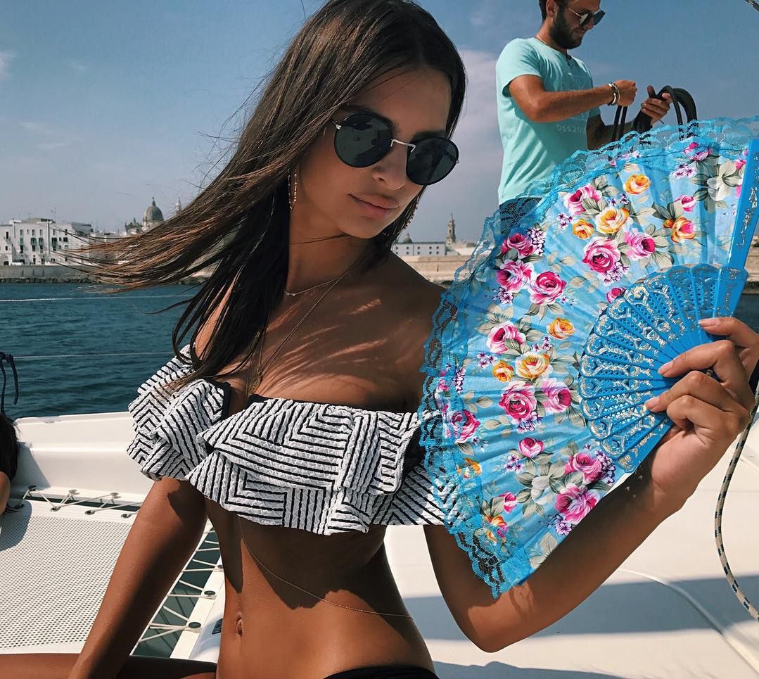 Ratajkowski jak seksowna Włoszka. Nie rozstaje się z kusym bikini