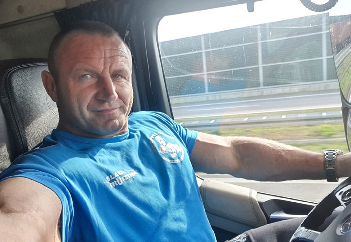 Mariusz Pudzianowski wrzucił selfie z auta. Nagle ktoś dostrzegł wpadkę
