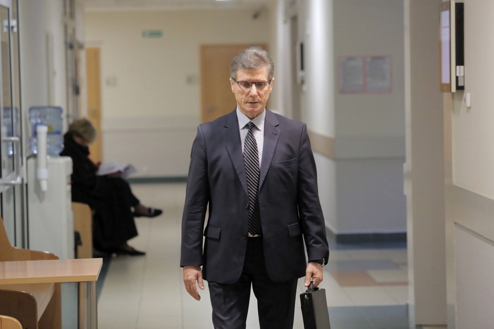 Czesław Małkowski przed salą Sądu Okręgowego w Olsztynie
