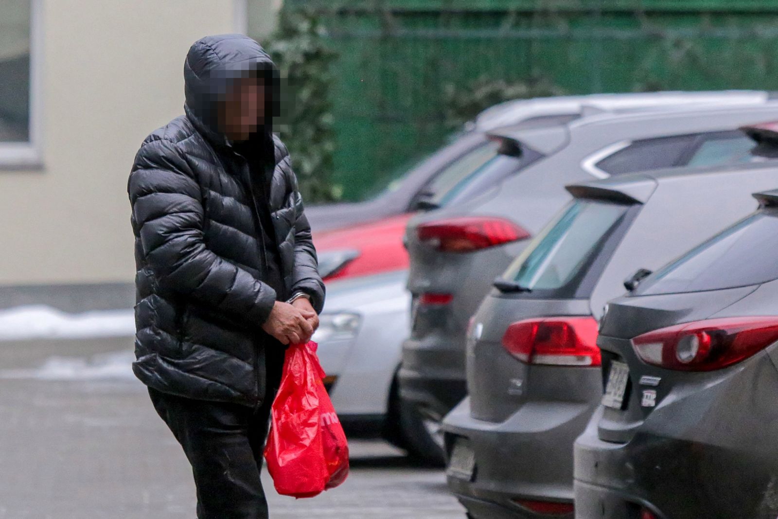 Jeden z zatrzymanych podczas doprowadzenia do Prokuratury Krajowej w Łodzi.