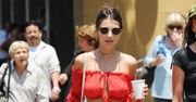 LOOK OF THE DAY: Emily Ratajkowski w zestawie Majorelle