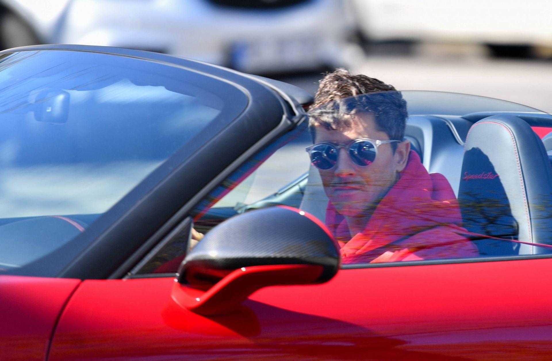 Robert Lewandowski pochwalił się nowym autem. Przyjechał na trening ...