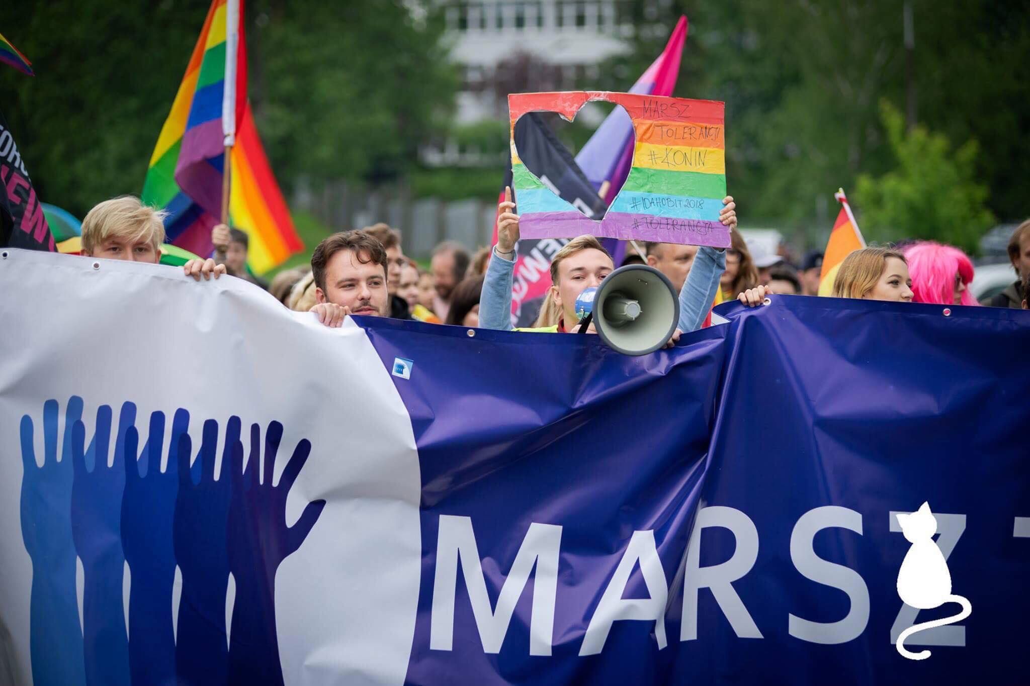 Mikołaj (w środku, z megafonem) podczas "Marszu Tolerancji", który nie spodobał się proboszczowi 