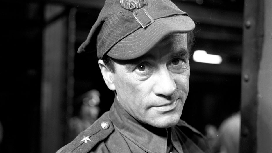 Na zdjęciu archiwalnym z 1969 r. Wiesław Michnikowski jako chorąży Stanisław Zubryk, w serialu "Czterej pancerni i pies"