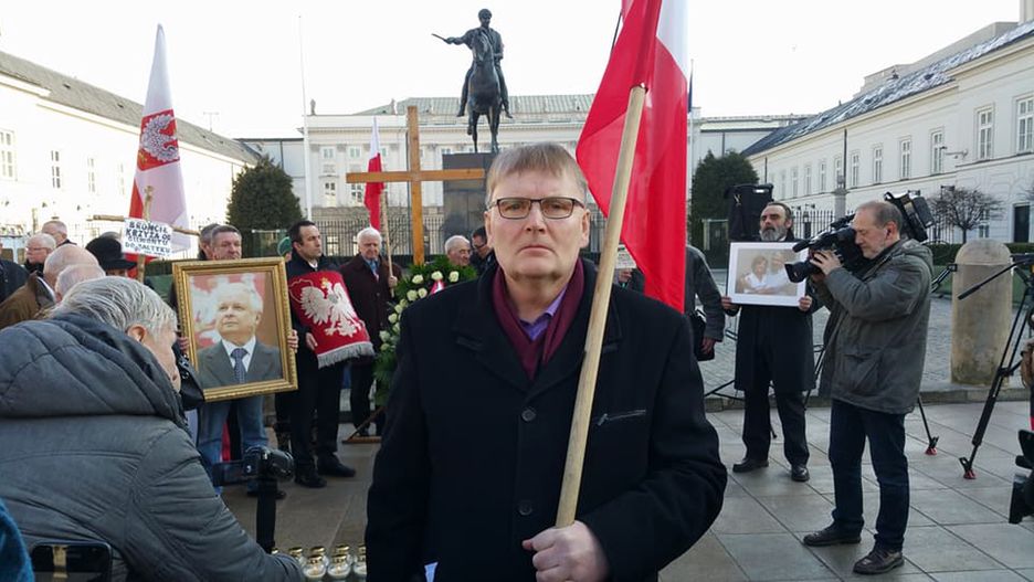 Senator Bonkowski na miesięcznicy smoleńskiej, 10 marca 2018 r. Już wtedy był zawieszony w prawach członka PiS.