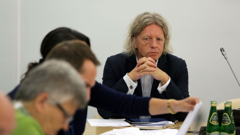 Krzysztof Mieszkowski podczas posiedzenia komisji kultury i środków przekazu. 