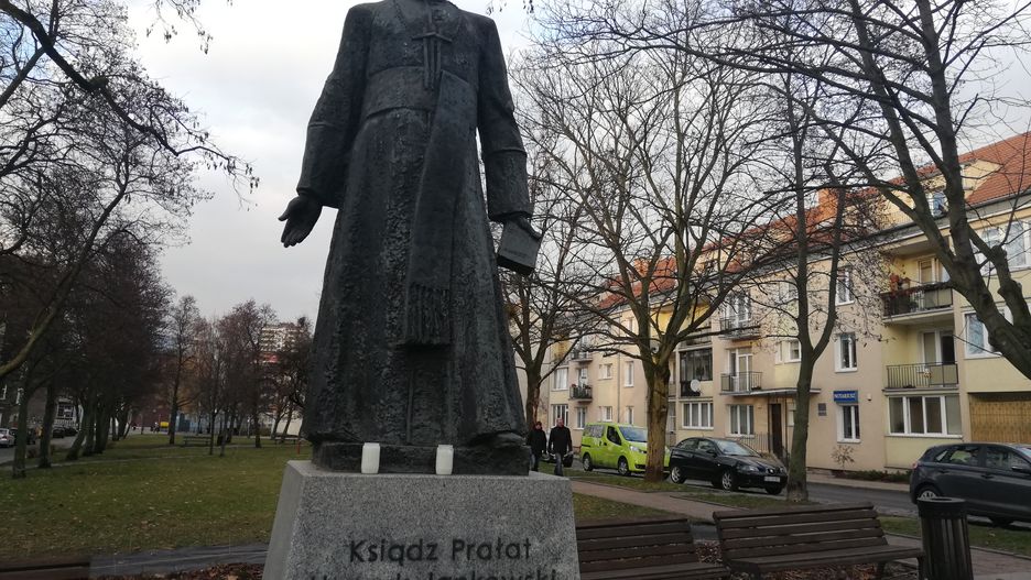 Pomnik ks. Jankowskiego na skwerze jego imienia