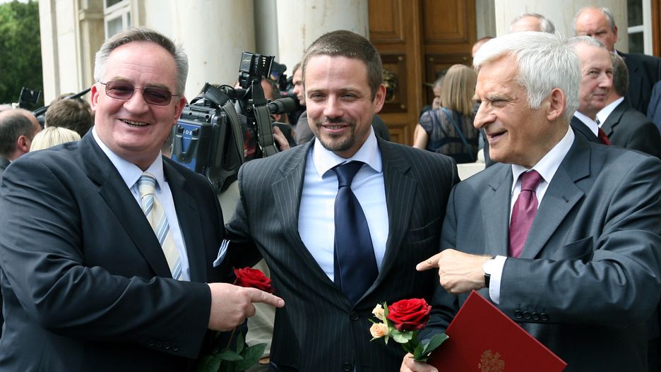 Jacek Saryusz-Wolski, Rafał Trzaskowski i Jerzy Buzek podczas uroczystości wręczania zaświadczenia o wyborze do Parlamentu Europejskiego. 2009 r.