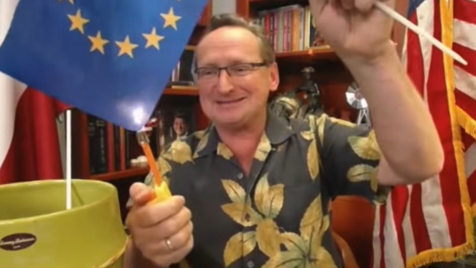 Cejrowski podpalił dwie flagi UE