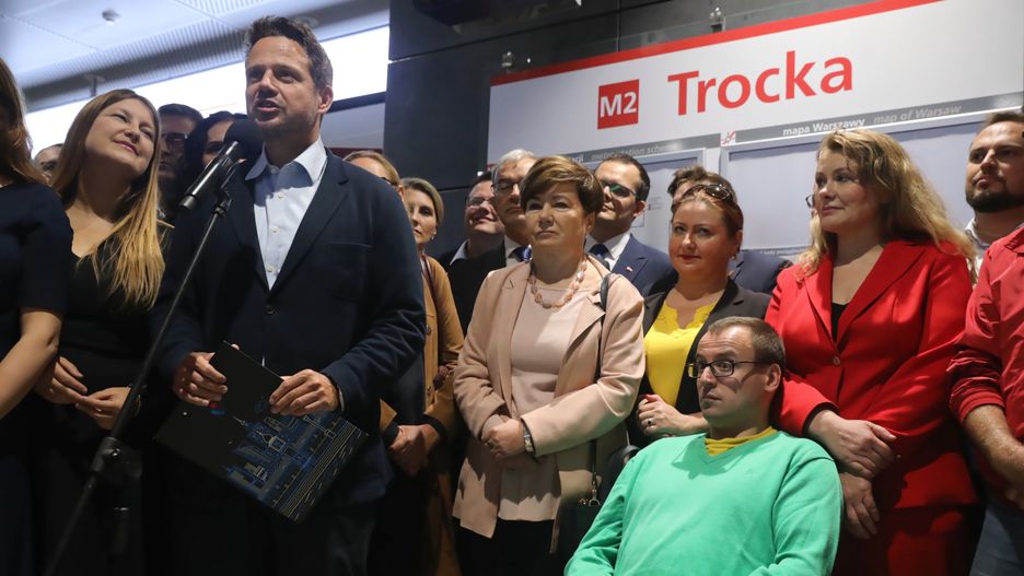 Rafał Trzaskowski na nowo otwartej stacji Trocka