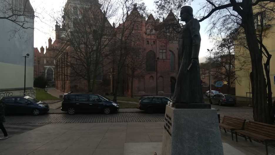 Pomnik ks. Henryka Jankowskiego przed kościołem św. Brygidy w Gdańsku