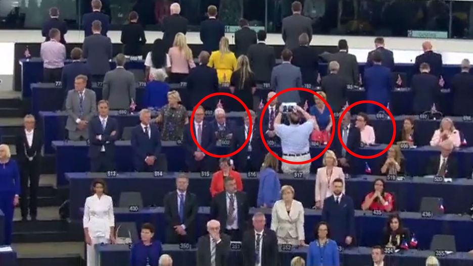 Europosłowie PiS siedzą w trakcie odgrywania "hymnu"